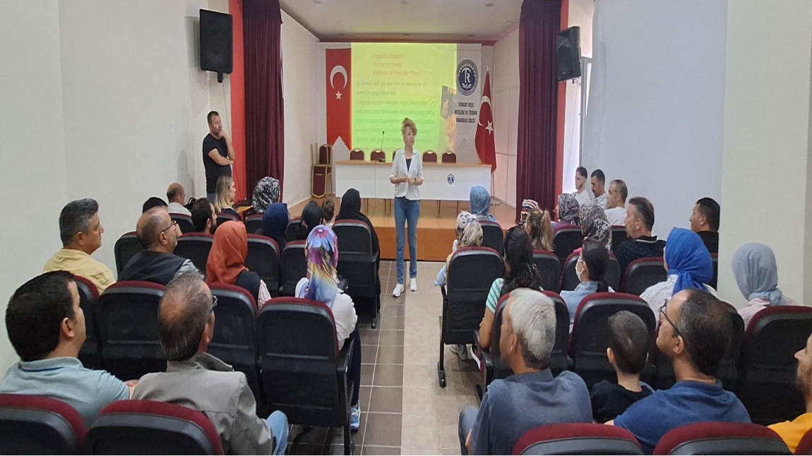 'Aile İçi İletişim' konulu seminer okulumuz Rehberlik öğretmenleri tarafından gerçekleştirildi.